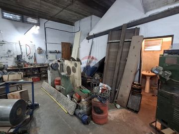 VENTA GALPON/TALLER CON MONTACARGA QUILMES OESTE