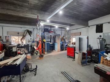 VENTA GALPON/TALLER CON MONTACARGA QUILMES OESTE