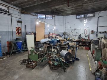 VENTA GALPON/TALLER CON MONTACARGA QUILMES OESTE