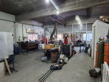 VENTA GALPON/TALLER CON MONTACARGA QUILMES OESTE