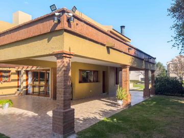 VENTA CASA 5 DORM SAN ISIDRO CON QUINCHO Y PILETA