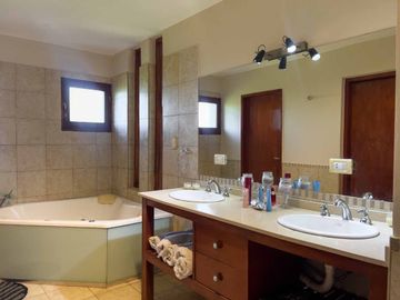 VENTA CASA 5 DORM SAN ISIDRO CON QUINCHO Y PILETA
