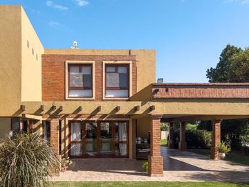 VENTA CASA 5 DORM SAN ISIDRO CON QUINCHO Y PILETA
