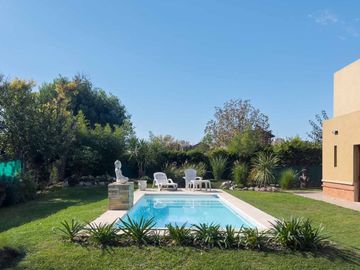 VENTA CASA 5 DORM SAN ISIDRO CON QUINCHO Y PILETA