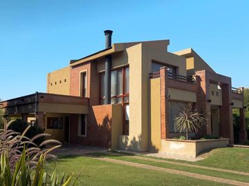 VENTA CASA 5 DORM SAN ISIDRO CON QUINCHO Y PILETA
