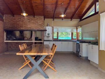 VENTA CASA 5 DORM SAN ISIDRO CON QUINCHO Y PILETA