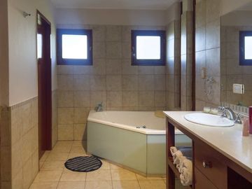 VENTA CASA 5 DORM SAN ISIDRO CON QUINCHO Y PILETA