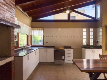 VENTA CASA 5 DORM SAN ISIDRO CON QUINCHO Y PILETA