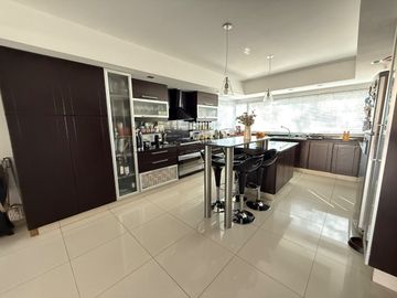 VENTA CASA 4 DORM SAN ISIDRO SOBRE BV PRINCIPAL