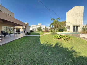 VENTA CASA 4 DORM SAN ISIDRO SOBRE BV PRINCIPAL