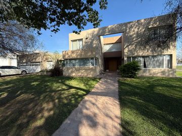 VENTA CASA 4 DORM SAN ISIDRO SOBRE BV PRINCIPAL