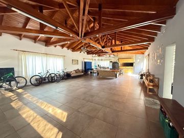 VENTA CASA 4 DORM SAN ISIDRO SOBRE BV PRINCIPAL