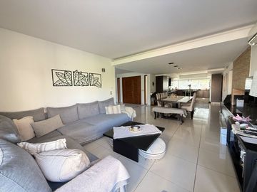 VENTA CASA 4 DORM SAN ISIDRO SOBRE BV PRINCIPAL