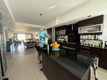 VENTA CASA 4 DORM SAN ISIDRO SOBRE BV PRINCIPAL