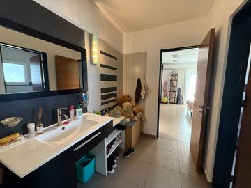 VENTA CASA 4 DORM SAN ISIDRO SOBRE BV PRINCIPAL