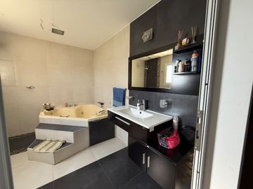 VENTA CASA 4 DORM SAN ISIDRO SOBRE BV PRINCIPAL
