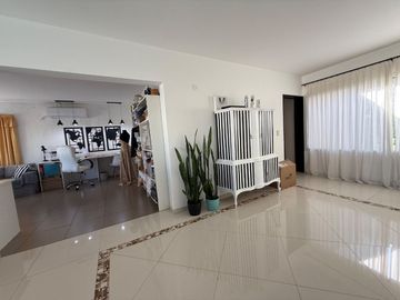 VENTA CASA 4 DORM SAN ISIDRO SOBRE BV PRINCIPAL