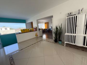 VENTA CASA 4 DORM SAN ISIDRO SOBRE BV PRINCIPAL