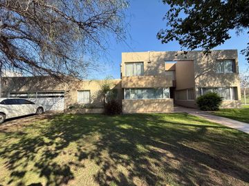 VENTA CASA 4 DORM SAN ISIDRO SOBRE BV PRINCIPAL