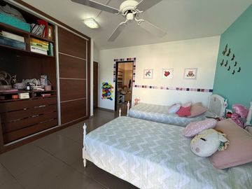VENTA CASA 4 DORM SAN ISIDRO SOBRE BV PRINCIPAL