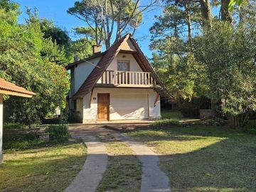 CASA VENTA VILLA GESELL ESTILO ALPINO GAS NATURAL