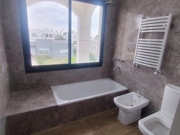 Casa en venta de 4 dormitorios c/ cochera en Lagos de Canning 1