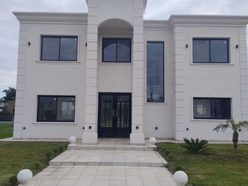 Casa en venta de 4 dormitorios c/ cochera en Lagos de Canning 1