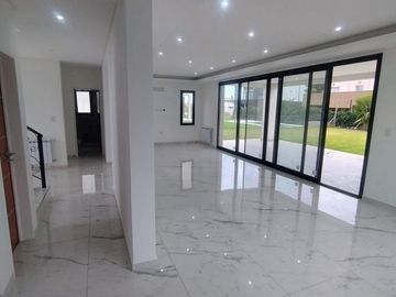 Casa en venta de 4 dormitorios c/ cochera en Lagos de Canning 1