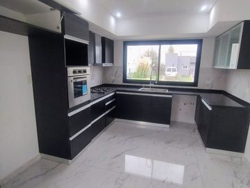 Casa en venta de 4 dormitorios c/ cochera en Lagos de Canning 1