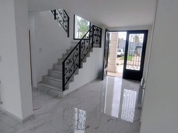 Casa en venta de 4 dormitorios c/ cochera en Lagos de Canning 1