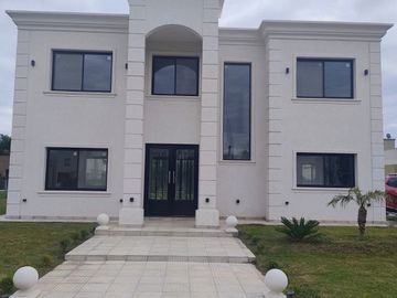 Casa en venta de 4 dormitorios c/ cochera en Lagos de Canning 1