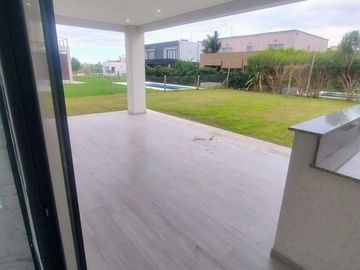 Casa en venta de 4 dormitorios c/ cochera en Lagos de Canning 1