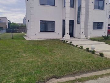 Casa en venta de 4 dormitorios c/ cochera en Lagos de Canning 1