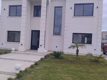Casa en venta de 4 dormitorios c/ cochera en Lagos de Canning 1