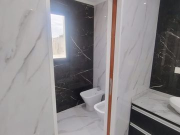 Casa en venta de 4 dormitorios c/ cochera en Lagos de Canning 1