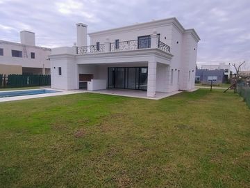 Casa en venta de 4 dormitorios c/ cochera en Lagos de Canning 1