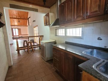 Venta  Lanús Casa 5 ambientes Jardín Quincho Parri
