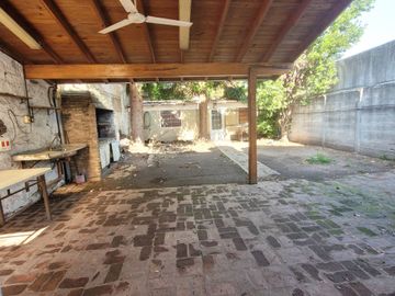 Venta  Lanús Casa 5 ambientes Jardín Quincho Parri