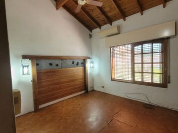 Venta  Lanús Casa 5 ambientes Jardín Quincho Parri