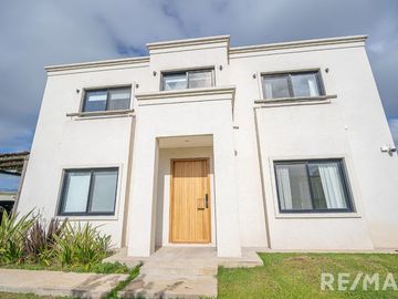 VENTA CASA 6 AMBIENTES EN PUERTOS DEL LAGO
