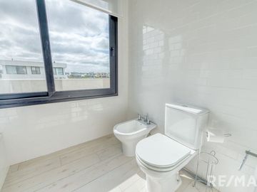 VENTA CASA 6 AMBIENTES EN PUERTOS DEL LAGO