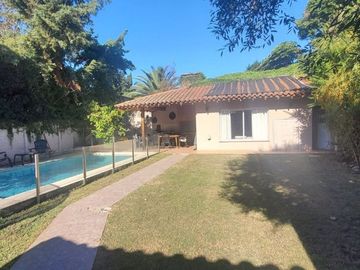 CASA 4 AMB. FONDO QUINCHO PISCINA ZONA RESIDENCIAL