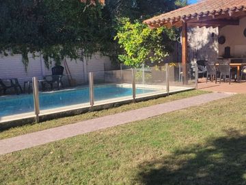 CASA 4 AMB. FONDO QUINCHO PISCINA ZONA RESIDENCIAL