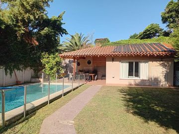 CASA 4 AMB. FONDO QUINCHO PISCINA ZONA RESIDENCIAL