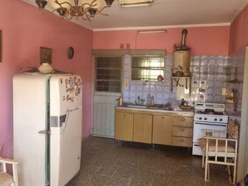 VENTA CASA A REFACCION CERCA ESTACION DE F. VARELA