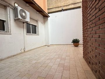 VENTA DEPARTAMENTO CÉNTRICO CON PATIO EN PB