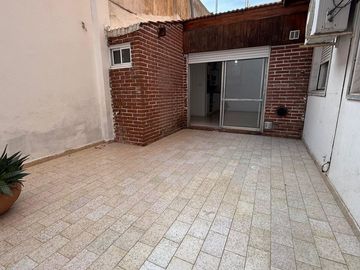 VENTA DEPARTAMENTO CÉNTRICO CON PATIO EN PB