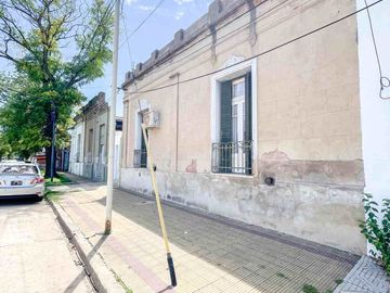 CASA ANTIGUA EN VENTA EN PERGAMINO CON PATIO