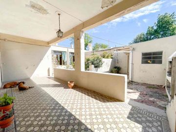 CASA ANTIGUA EN VENTA EN PERGAMINO CON PATIO