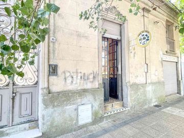 CASA ANTIGUA EN VENTA EN PERGAMINO CON PATIO
